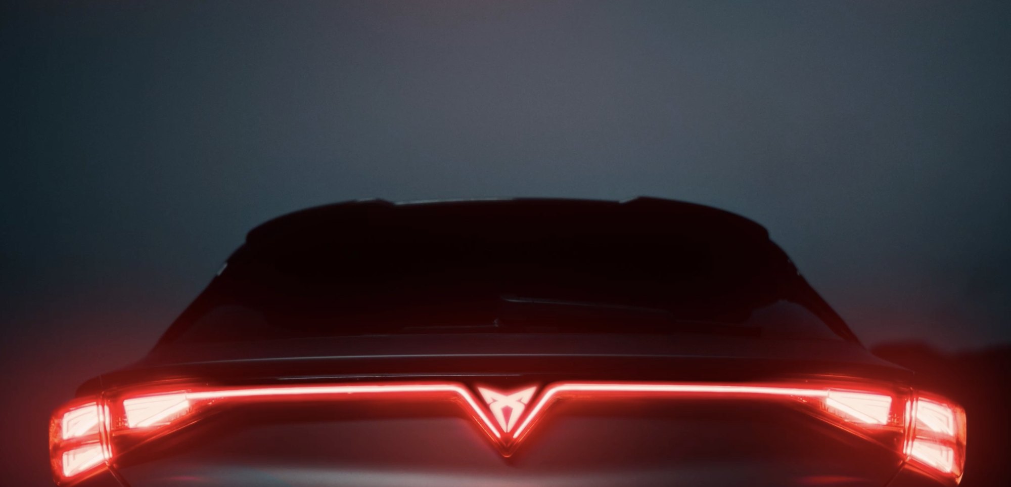 Luces traseras rojas de un CUPRA en la oscuridad