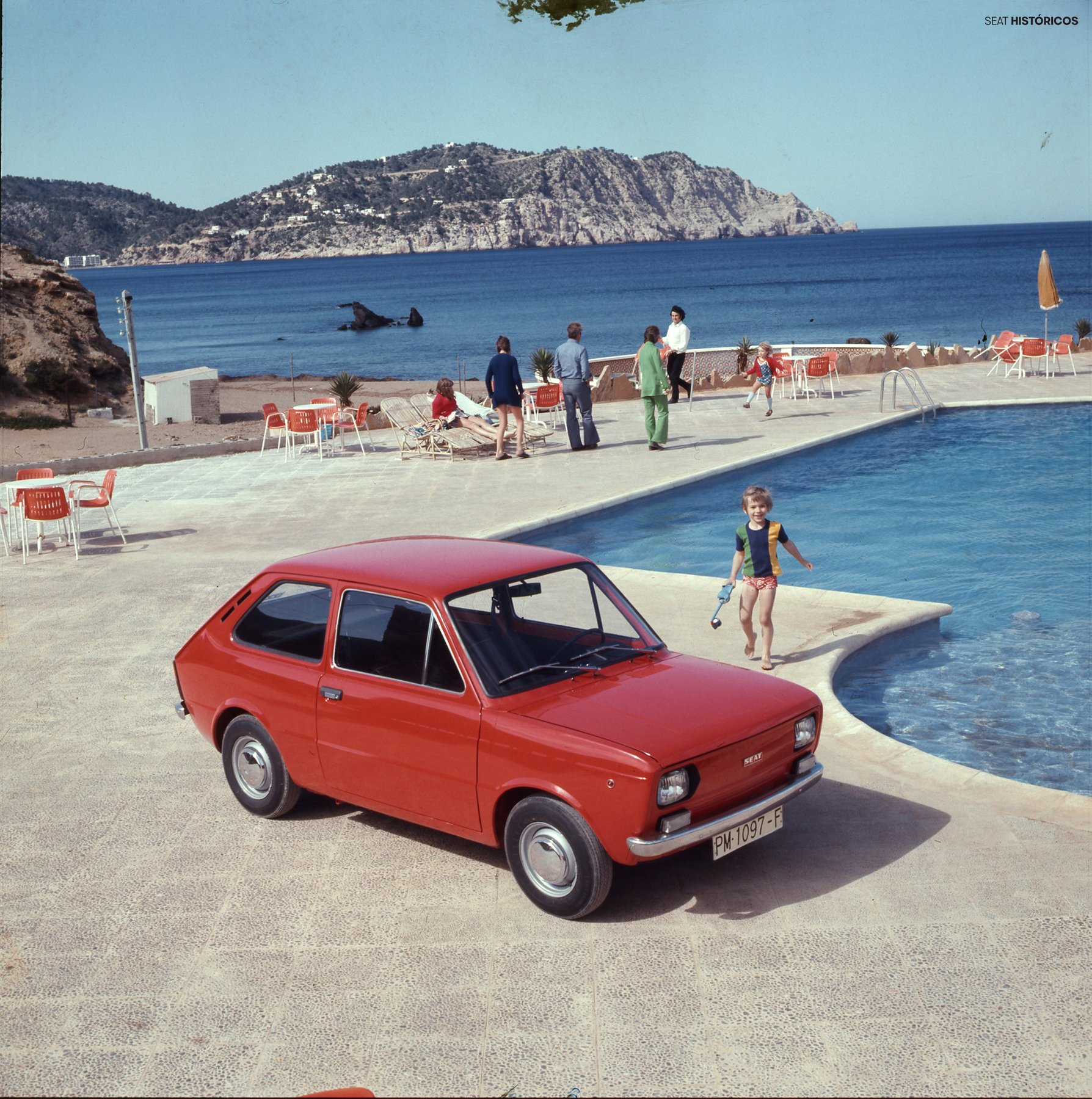 Foto de archivo: SEAT 127 rojo junto a una piscina frente al mar